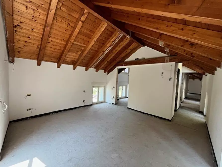 Immagine 14 di Mansarda in vendita  in Via Castello 27 a Canzo