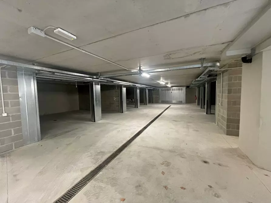 Immagine 1 di Garage in vendita  in Via Torno a Como