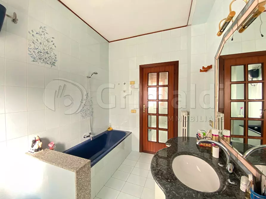 Immagine 15 di Trilocale in vendita  a Giugliano In Campania