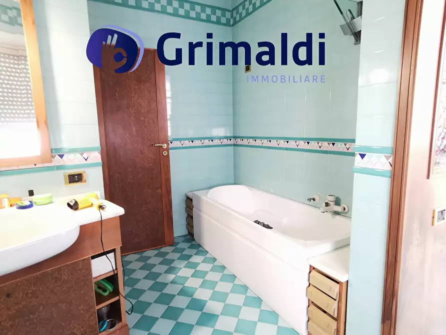 Immagine 13 di Quadrilocale in vendita  in Via Nicola Fasano 5 a Pozzuoli