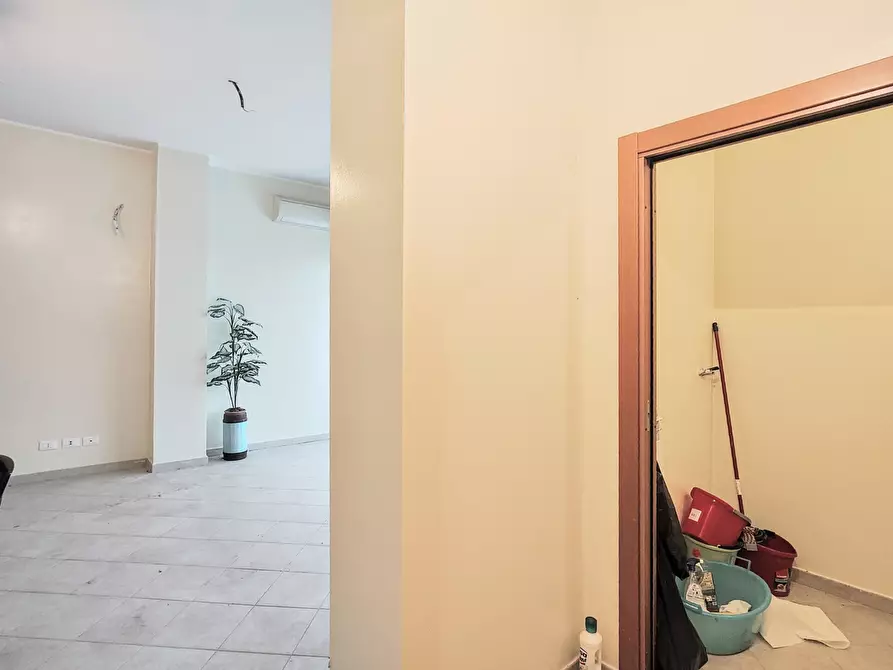 Immagine 11 di Locale commerciale in vendita  in Via alberto giolitti 53 a Roma