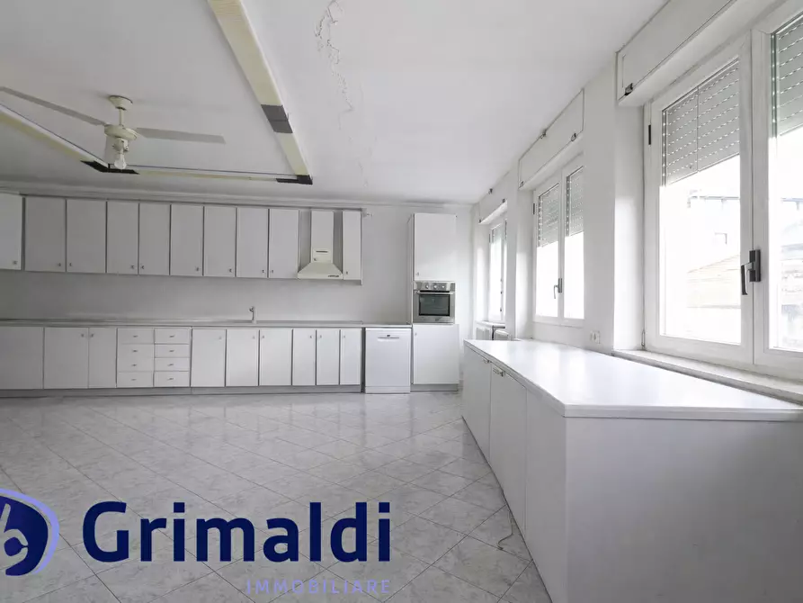 Immagine 11 di Quadrilocale in vendita  in Via Chiatamone a Napoli