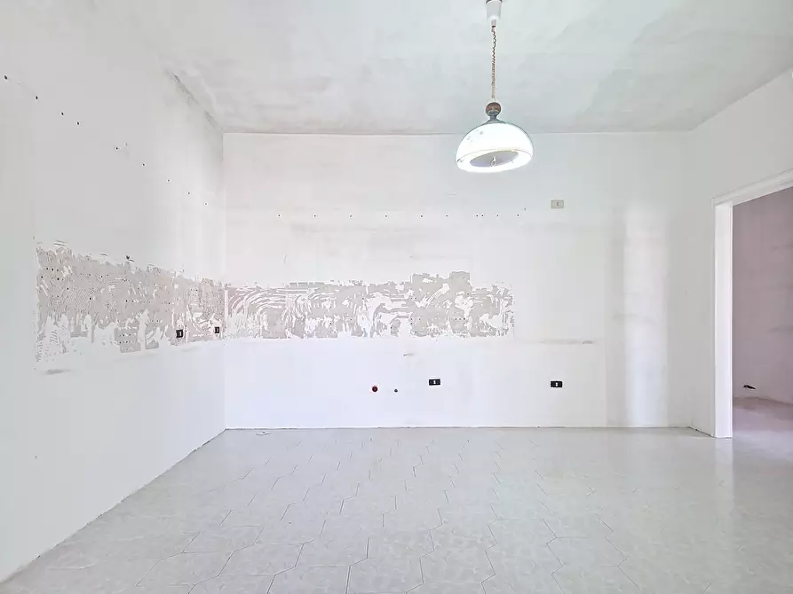 Immagine 9 di Pentalocale in vendita  in Via Fogazzaro Antonio 4 a Erchie