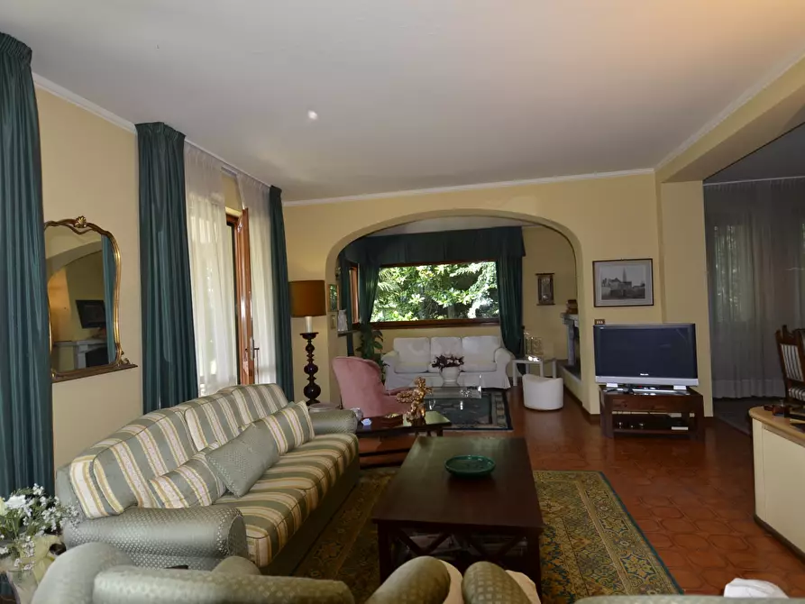 Immagine 8 di Villa in vendita  in via Lodorina 11 a Erba