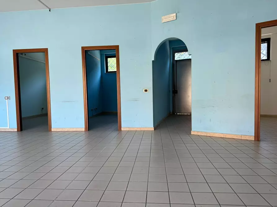 Immagine 12 di Attività commerciale in affitto  in Via Aldo Moro 98 a Aprilia