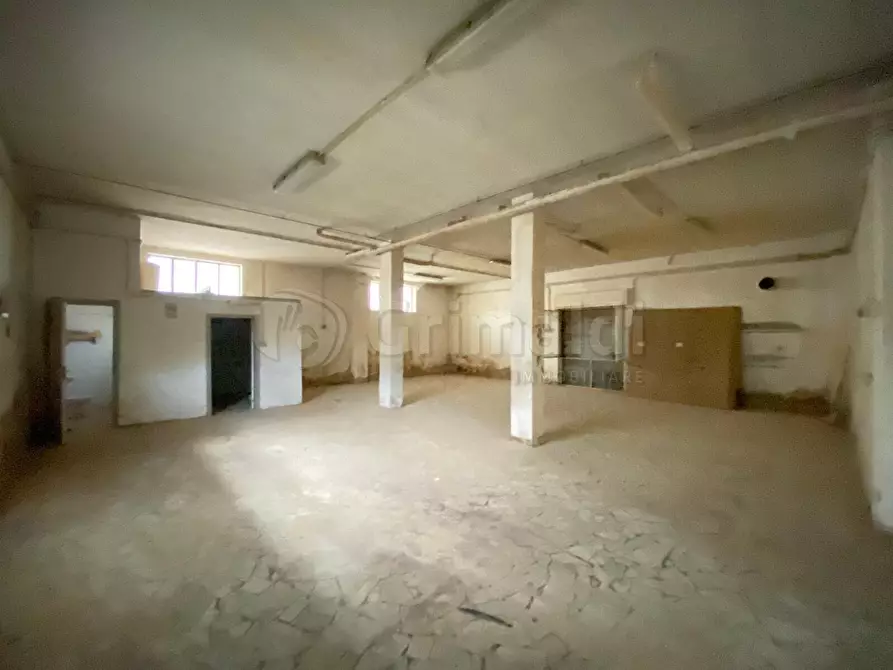 Immagine 4 di Locale commerciale in affitto  a Giugliano In Campania