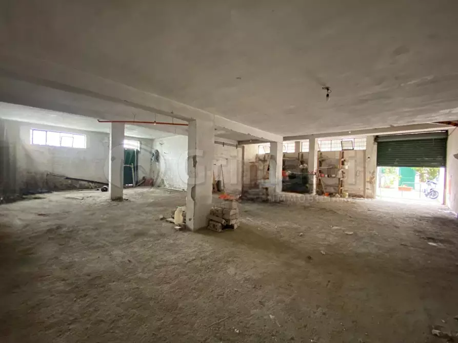 Immagine 2 di Garage in vendita  a Giugliano In Campania