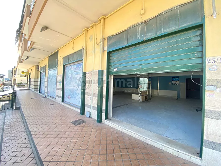 Immagine 4 di Locale commerciale in affitto  a Giugliano In Campania