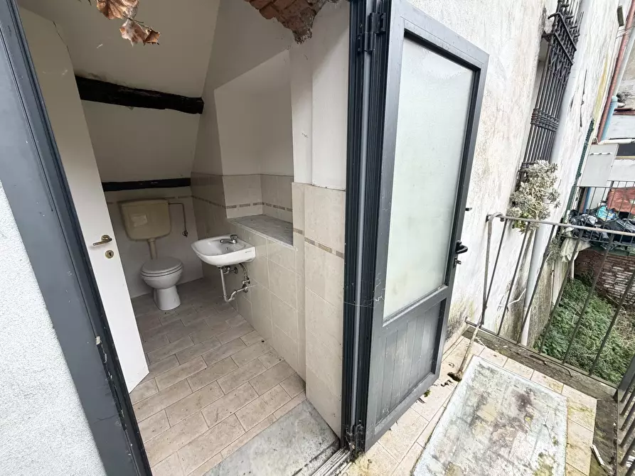 Immagine 9 di Locale commerciale in vendita  in Via Sobborgo Spina a Sarzana