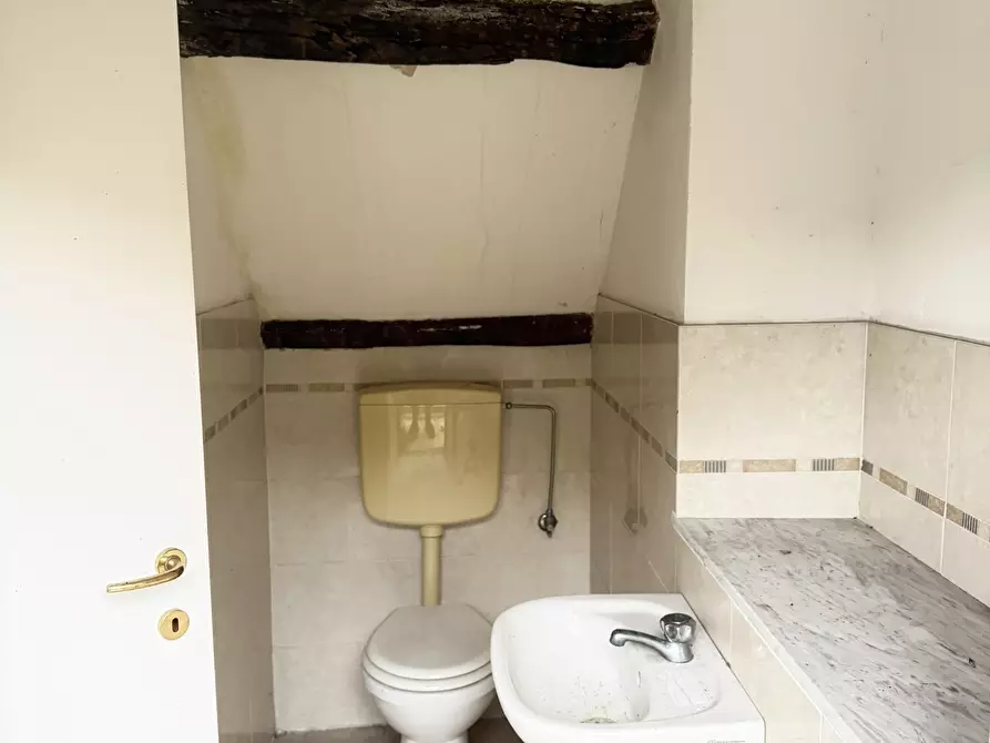 Immagine 10 di Locale commerciale in vendita  in Via Sobborgo Spina a Sarzana