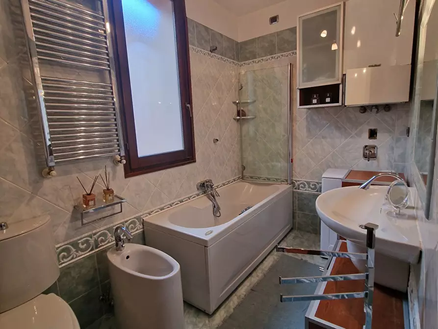 Immagine 26 di Trilocale in affitto  in SS432 75 a Ameglia