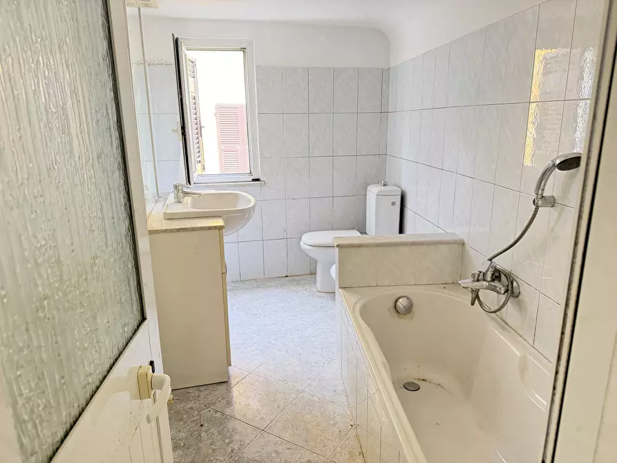 Immagine 6 di Appartamento in vendita  in Viale Giuseppe Mazzini a Sarzana