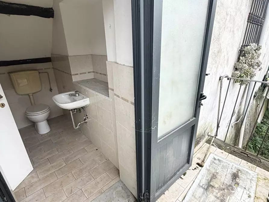 Immagine 8 di Locale commerciale in vendita  in Via Sobborgo Spina a Sarzana