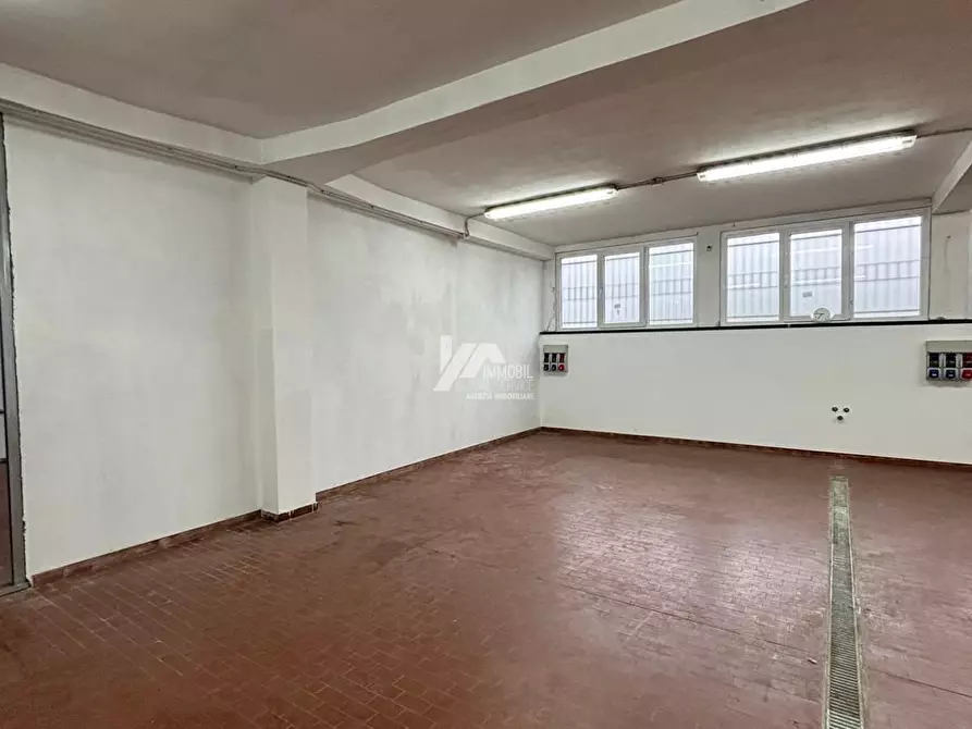 Immagine 5 di Laboratorio in vendita  in via carabioli a Cellatica