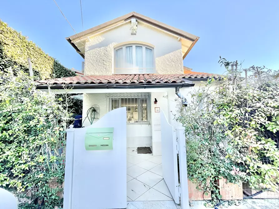 Immagine 33 di Villa in affitto  a Pietrasanta