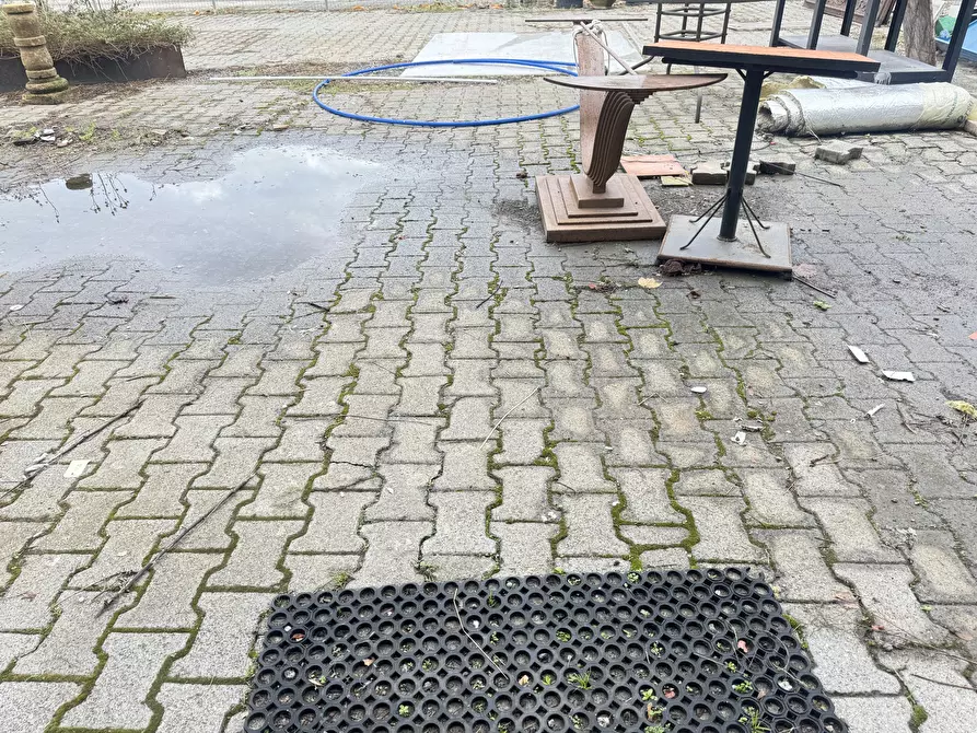 Immagine 14 di Magazzino in affitto  a Pietrasanta