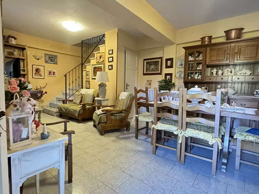 Immagine 11 di Porzione di casa in vendita  a Massa