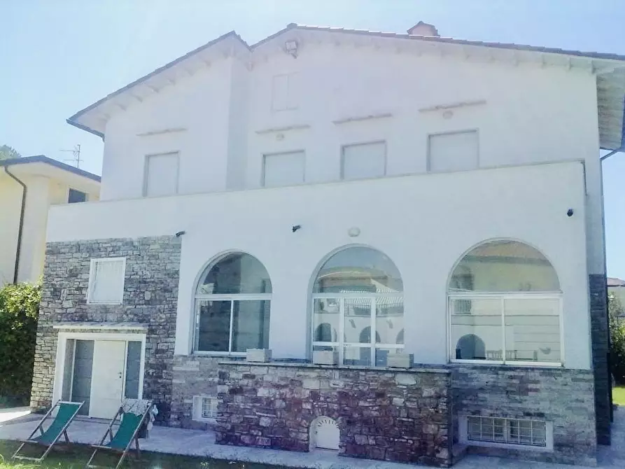 Immagine 2 di Villa in affitto  a Camaiore