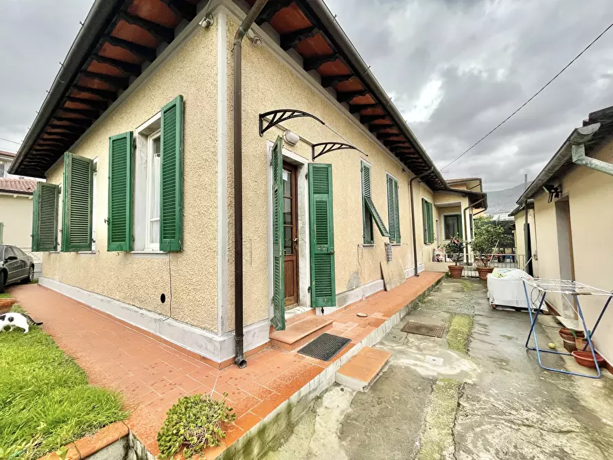 Immagine 4 di Porzione di casa in vendita  a Pietrasanta