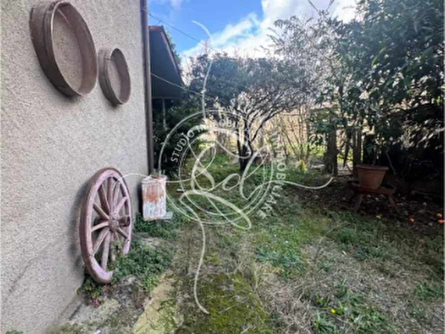 Immagine 2 di Porzione di casa in vendita  a Seravezza