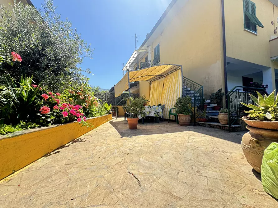 Immagine 54 di Porzione di casa in vendita  a Massa