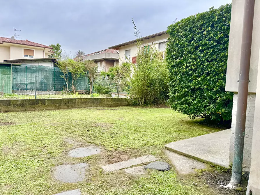 Immagine 40 di Porzione di casa in vendita  a Massa