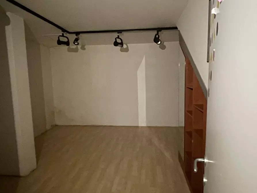 Immagine 19 di Capannone industriale in affitto  a Camaiore