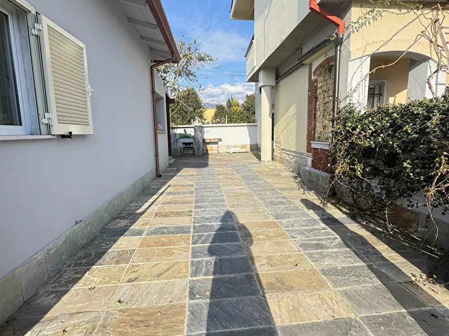 Immagine 42 di Villa in vendita  a Massa