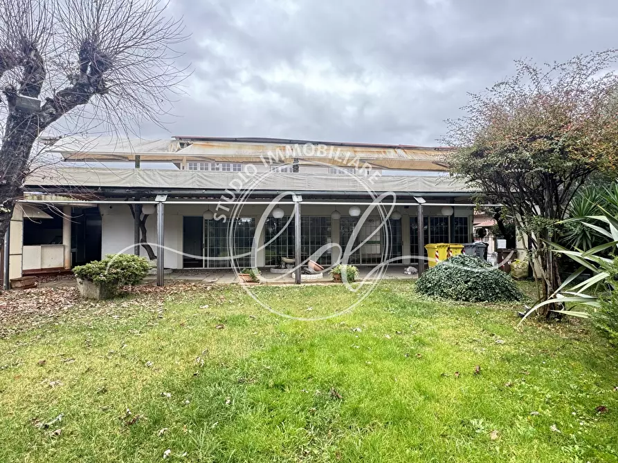 Immagine 1 di Porzione di casa in vendita  a Camaiore