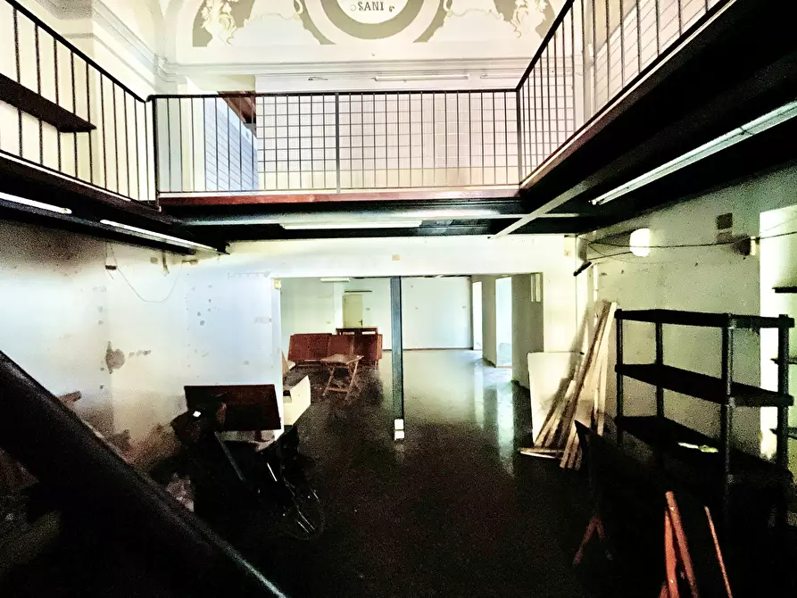 Immagine 11 di Locale commerciale in affitto  a Camaiore