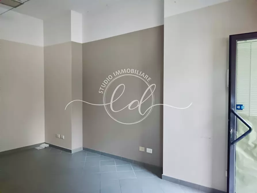 Immagine 4 di Capannone industriale in affitto  a Pietrasanta