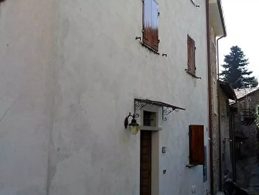 Immagine 1 di Porzione di casa in vendita  a Stazzema