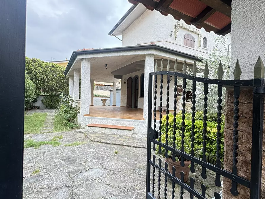 Immagine 2 di Casa indipendente in vendita  a Viareggio