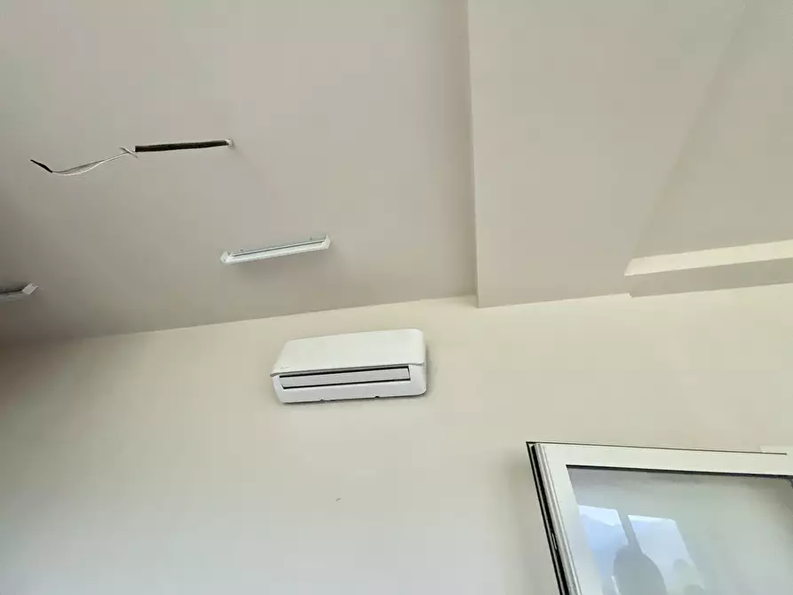 Immagine 11 di Ufficio in affitto  a Pietrasanta