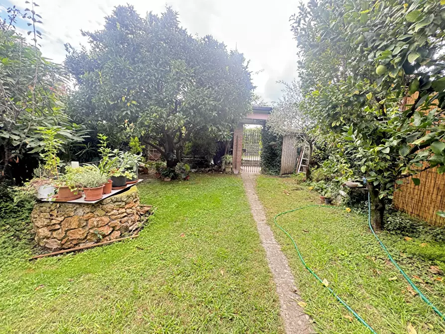 Immagine 61 di Porzione di casa in vendita  a Pietrasanta