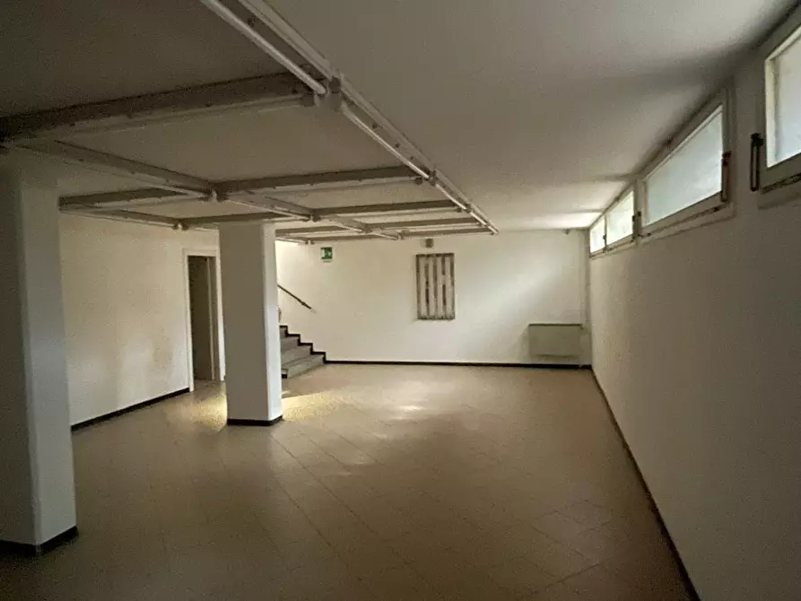 Immagine 11 di Capannone industriale in affitto  a Camaiore