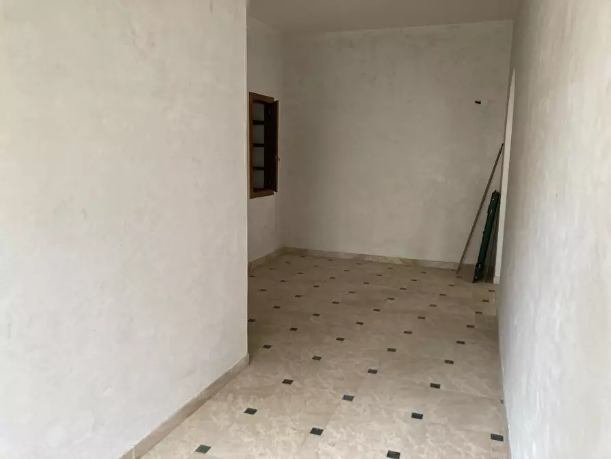 Immagine 4 di Locale commerciale in affitto  in Via Giuseppe Garibaldi 125 A a Guidonia Montecelio