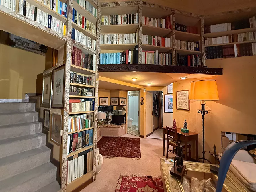 Immagine 50 di Pentalocale in vendita  in Via Salaria 126 a Roma