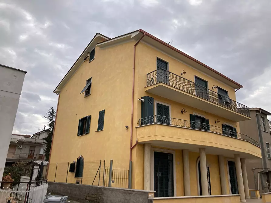 Immagine 14 di Locale commerciale in affitto  in Via Giuseppe Garibaldi 125 A a Guidonia Montecelio