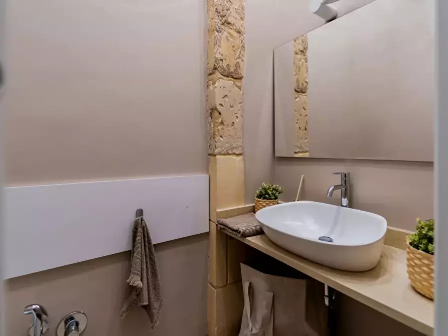 Immagine 25 di Trilocale in vendita  in Via delle Grazie 14 a Siracusa