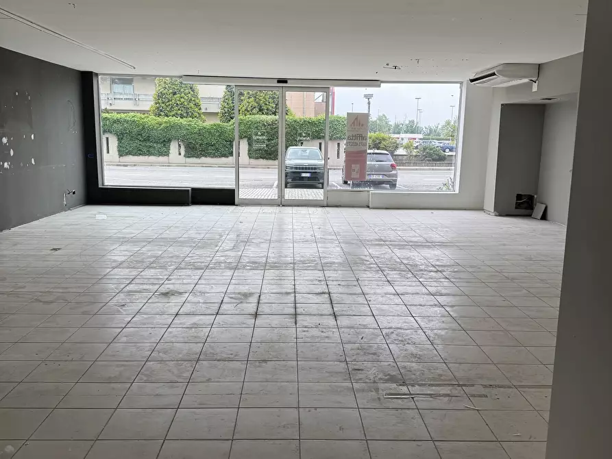 Immagine 2 di Locale commerciale in vendita  in Via Codognino 12 a Cornegliano Laudense