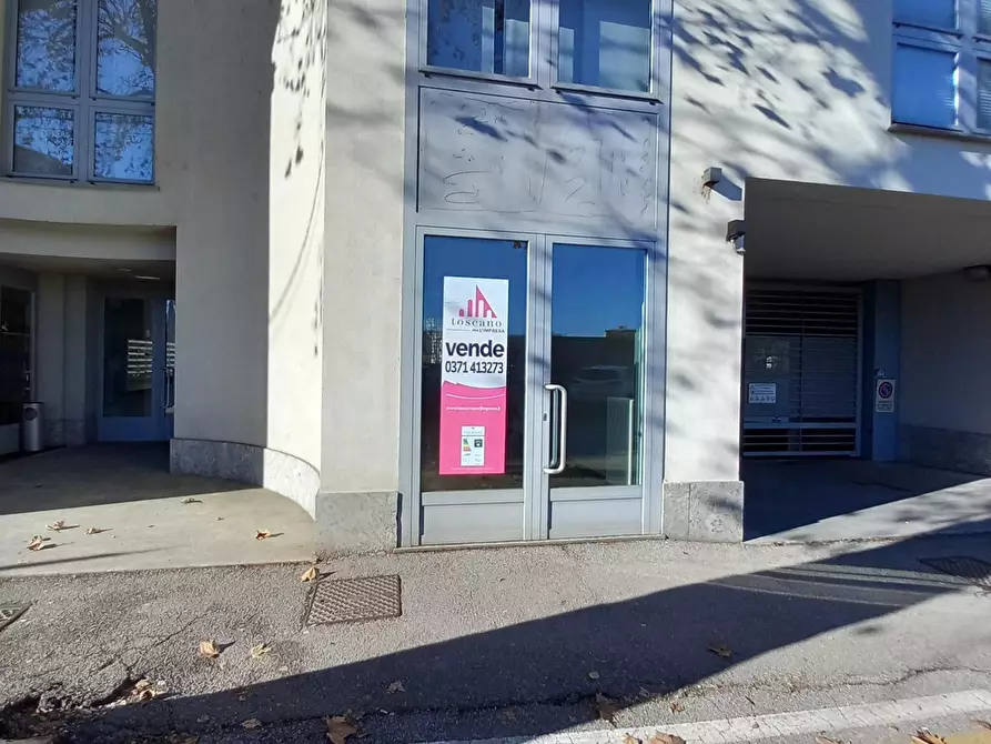 Immagine 1 di Locale commerciale in vendita  in Viale Pavia 18 a Lodi