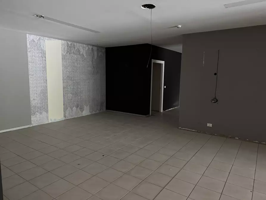 Immagine 15 di Locale commerciale in affitto  in via Codognino 12 a Cornegliano Laudense