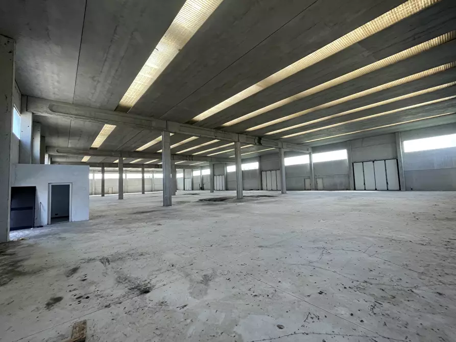 Immagine 2 di Magazzino in vendita  in Via delle Barazzine 9 a Pieve Porto Morone