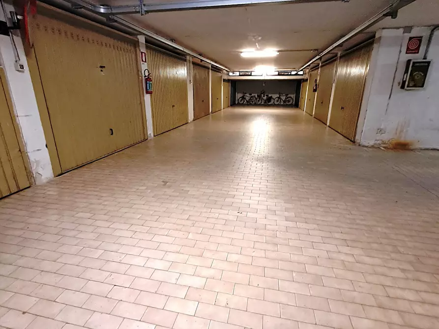 Immagine 4 di Garage in vendita  a Rovigo