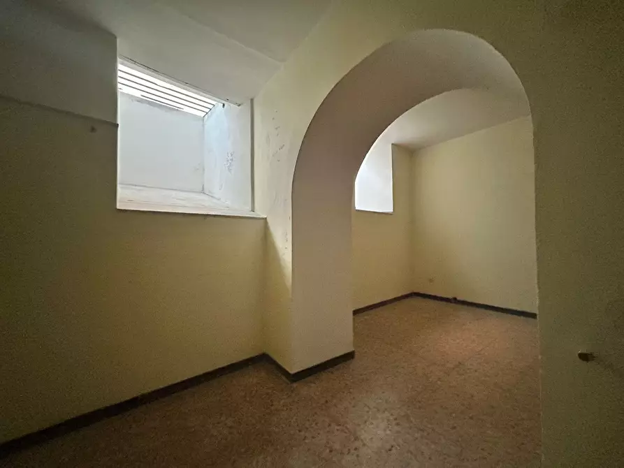 Immagine 2 di Locale commerciale in affitto  a Sarzana