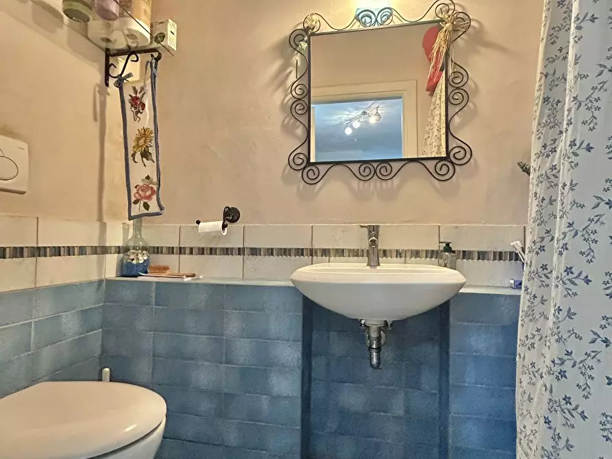 Immagine 21 di Porzione di casa in vendita  a Sarzana