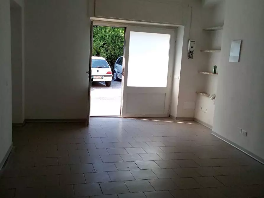 Immagine 1 di Locale commerciale in affitto  a Sarzana