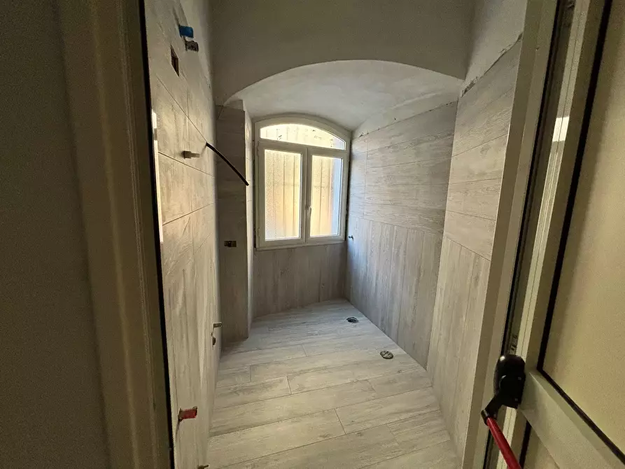 Immagine 4 di Locale commerciale in vendita  a Sarzana