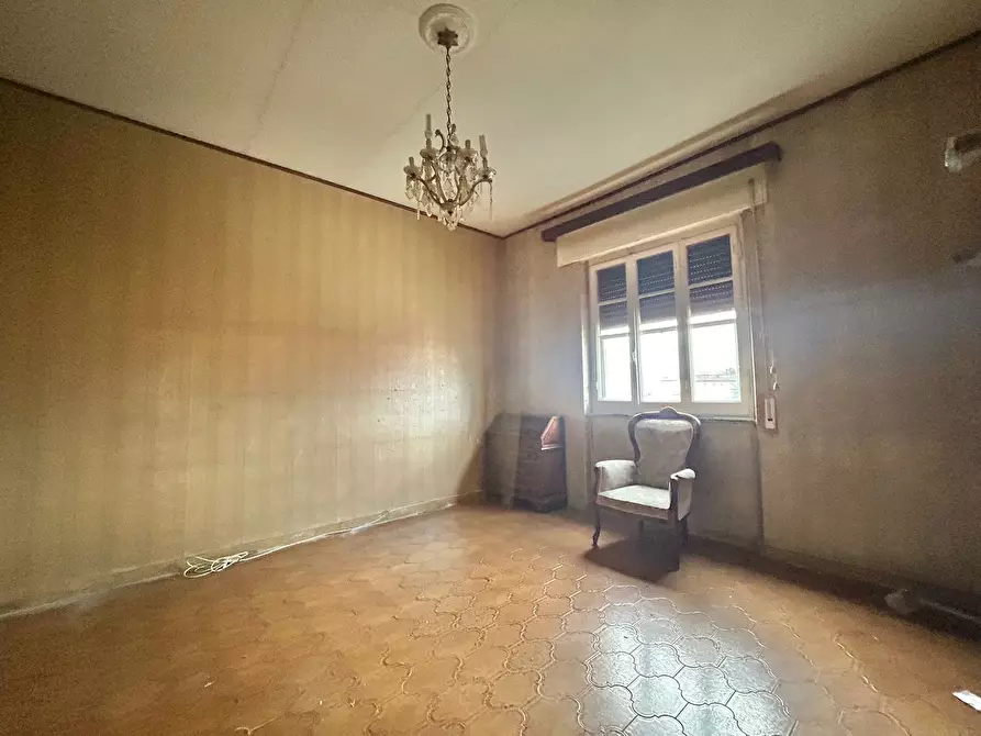 Immagine 13 di Pentalocale in vendita  a Sarzana